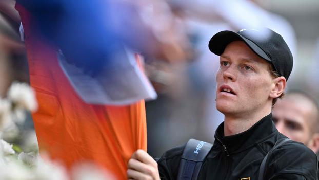 Jannik Sinner durchlebt anstrengende Zeiten. © APA/afp / TIZIANA FABI