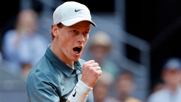 Jannik Sinner jubelt sich gerade von einer Runde in die nächste. © APA/afp / OSCAR DEL POZO