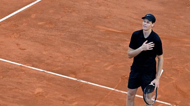 Jannik Sinner kennt seine Gegner in Paris. © APA/afp / TIZIANA FABI