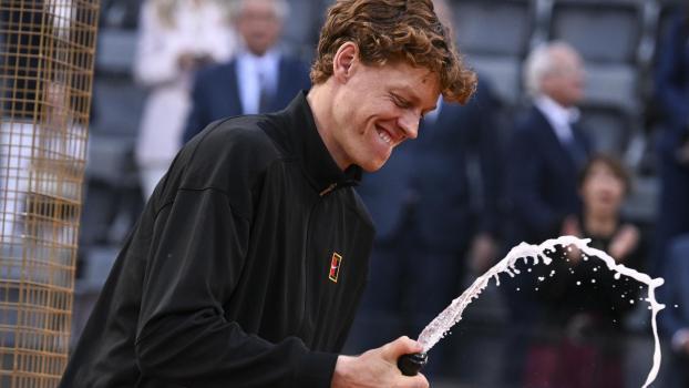 Jannik Sinner ließ die Champagner-Korken knallen. © ANSA / Riccardo Antimiani