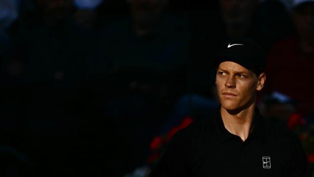 Jannik Sinner schlägt kommende Woche in Paris auf. © APA/afp / FILIPPO MONTEFORTE