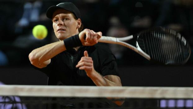 Jannik Sinner steht kurz vor dem Finaleinzug. © APA/afp / TIZIANA FABI