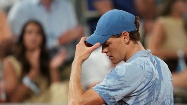 Jannik Sinners Outfit bei den French Open. © APA/afp / DIMITAR DILKOFF