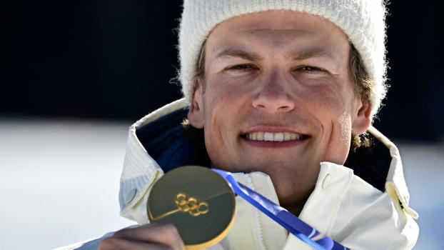 Johannes Høsflot Klæbo wird das Tragen einer Luxusuhr zum „Verhängnis“. © APA/afp / TOBIAS SCHWARZ