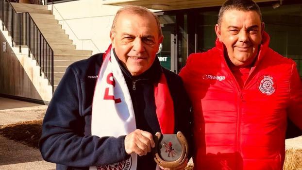 Nach der Verpflichtung von Trainer Fabrizio Castori im Dezember 2024 überreichte Günter Rella (r.) dem Coach ein Hufeisen als Glücksbringer. Ein bisschen Glück kann der FC Südtirol  heute in Bari gewiss gebrauchen.