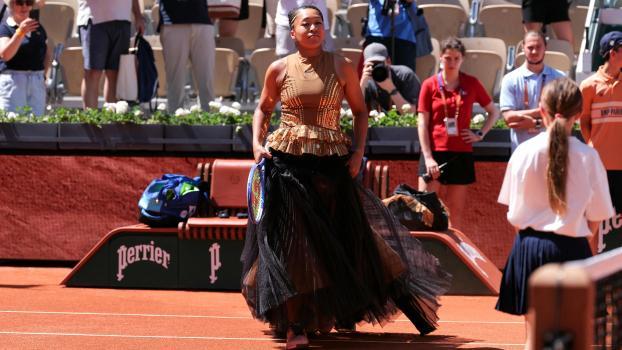 Naomi Osaka kam mit einem schwarzen Rock auf den Court. © APA/afp / THOMAS SAMSON