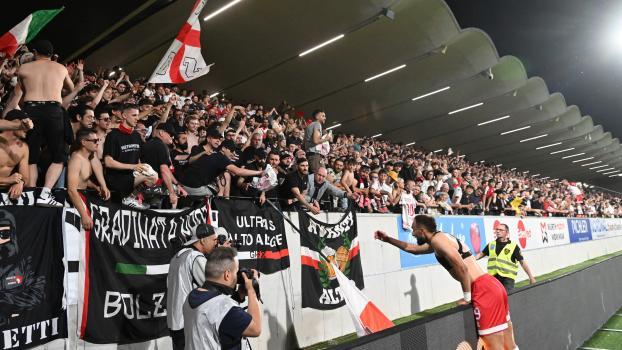 Nicola Pietrangeli (rechts) lässt sich von den Fans feiern. © DLife
