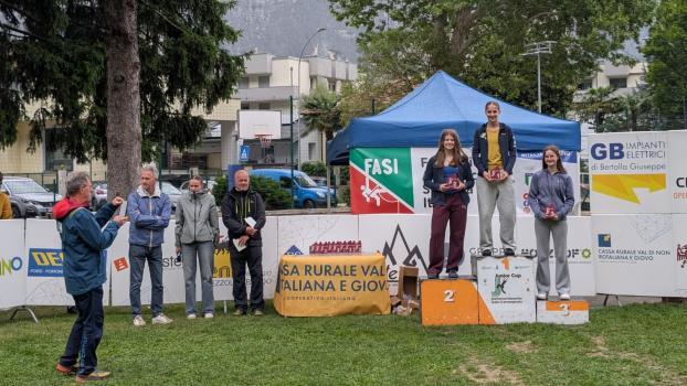 Podest U17F mit Romy Koellemann, Vanessa Atz und Sarah Augscheller; 2.Podest U19M mit Dario Cadonau, Max Federer und Moritz Pallhuber. © Alexandra Ladurner