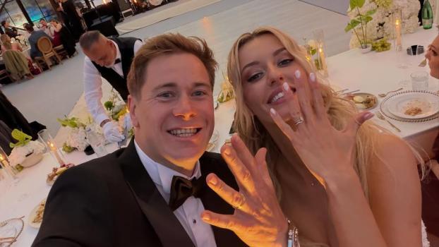 Stolz präsentiert das Hochzeitspaar seine Ringe. © Filip Zubcic/Instagram