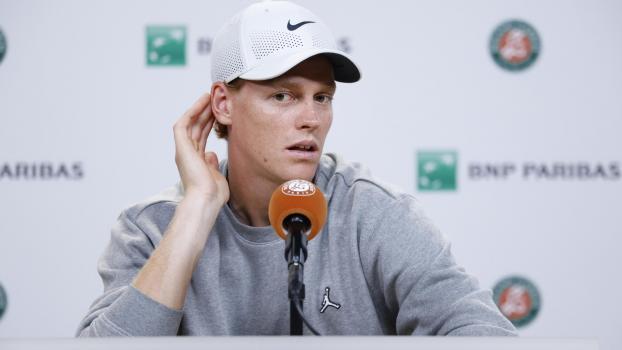 Tennis-Superstar Jannik Sinner bei der Pressekonferenz in Paris. © ANSA / YOAN VALAT