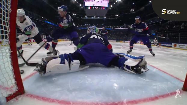 Davide Fadani ist bei der Eishockey-Weltmeisterschaft in aller Munde. Bereits zum Auftakt gegen Kanada hielt er bärenstark, jetzt hat er bei seinem zweiten WM-Einsatz erneut für ungläubige Blicke gesorgt. Die Bilder seiner zwei Monster-Saves gehen im Netz längst viral. Nur: Geholfen hat es den Azzurri nicht, sie verloren gegen Norwegen mit 0:4. Die Highlights der Partie sehen Sie hier. © stol