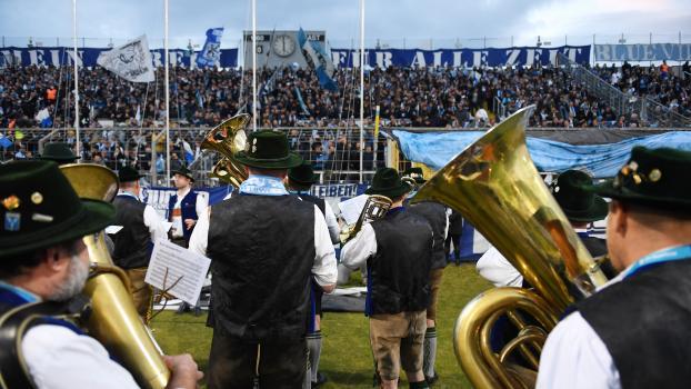 Am Stadion an der Grünwalder Straße, der Heimstätte von 1860 München,   wird keine Profifußball mehr zu sehen sein. © dpa / Angelika Warmuth