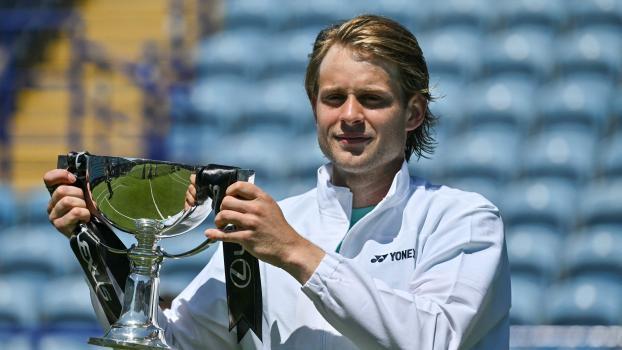 Bergs mit seiner Trophäe. © APA/afp / GLYN KIRK