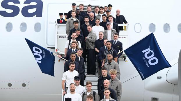 Das DFB-Team posierte vor der Abreise nach Chicago am Aufgang des Flugzeugs. © APA/afp / KIRILL KUDRYAVTSEV