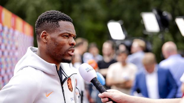 Der niederländische WM-Fahrer Denzel Dumfries wird Inter verlassen. © APA/afp / ROBIN VAN LONKHUIJSEN