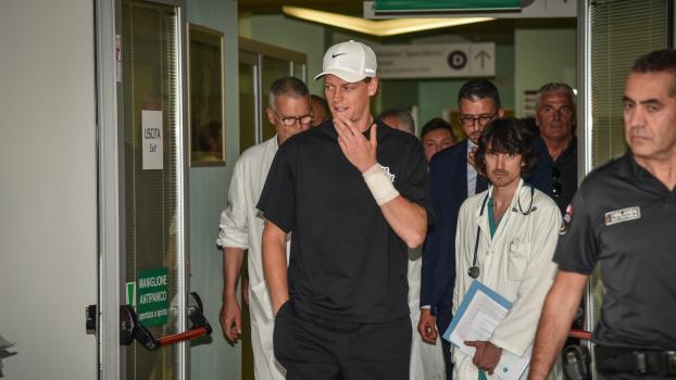 Hier verlässt Jannik Sinner das San-Raffaele-Krankenhaus. © ANSA / Ansa