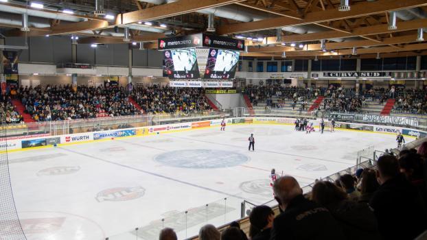 In Meran ist für hochklassiges Eishockey gesorgt. © HCM