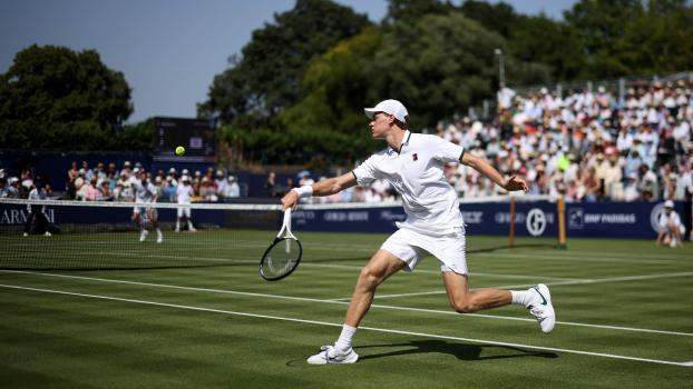 Jannik Sinner beim Giorgio Armani Tennis Classic. © APA/afp / HENRY NICHOLLS