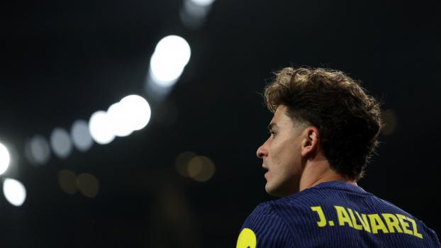 Julián Álvarez ist ein großer Name auf dem Transfermarkt. © AFP / ADRIAN DENNIS
