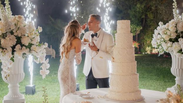 Manuel De Luca und seine Frau Melinda beim Verkosten der Hochzeitstorte. © Social Media