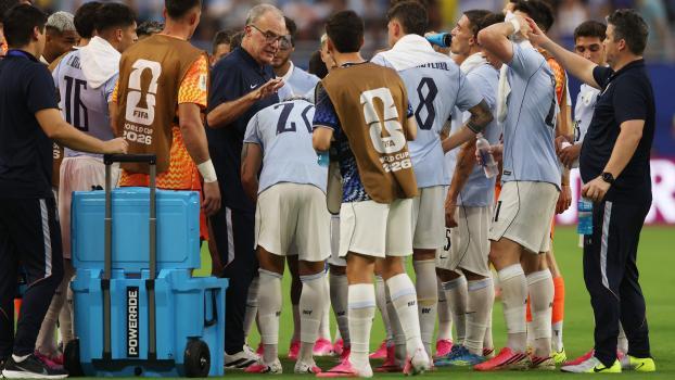 Marcelo Bielsa und sein Team bei einer Trinkpause. © APA / LARS BARON
