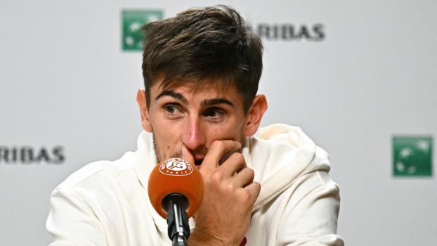 Matteo Arnaldi kann zum Halbfinale nicht antreten. © APA/afp / JULIEN DE ROSA