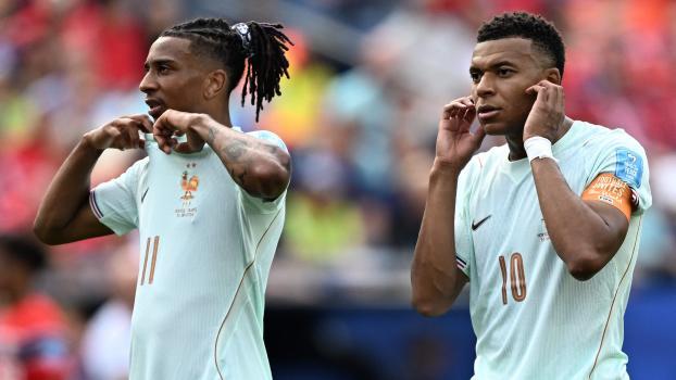 Michael Olise und Kylian Mbappe sind mit Frankreich der Topfavorit. © APA/afp / JEWEL SAMAD