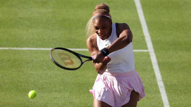 Serena Williams in Aktion: Die Legende ist zurück. © APA/afp / ADRIAN DENNIS
