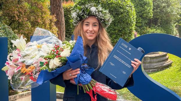 Stolz präsentiert Sofia Goggia ihren Uni-Abschluss. , © Social Media