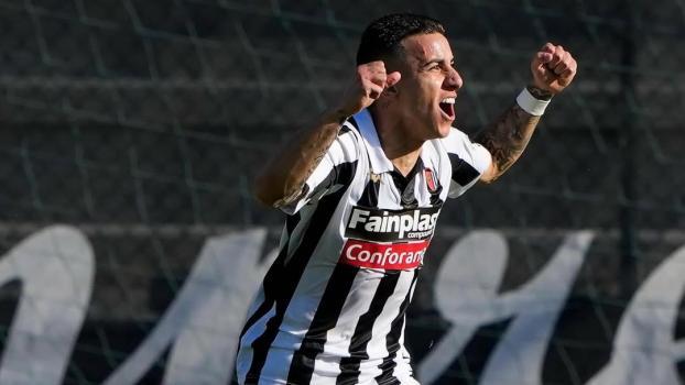 Torschütze Andrea Silipo jubelt: Ascoli ist zurück in der zweiten Liga.