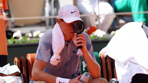 Völlig entkräftet: Jannik Sinner schied in der zweiten Runde von Paris auf. © ANSA / MOHAMMED BADRA