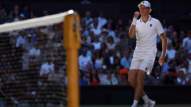 Alexander Zverev fordert Jannik Sinner im Endspiel von Wimbledon. © APA/afp / KIRILL KUDRYAVTSEV