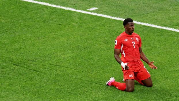 Breel Embolo führte die Schweiz ins Achtelfinale. © APA / FRAN SANTIAGO