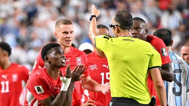 Breel Embolo (à gauche) a été expulsé. © ANSA / AMY KONTRAS