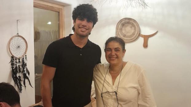 Carlos Alcaraz posierte für ein Erinnerungsfoto.