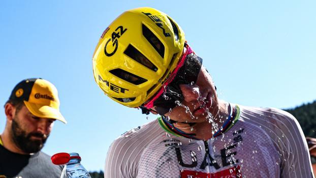 Die Hitze setzt Tadej Pogacar zu. © APA/afp / ANNE-CHRISTINE POUJOULAT