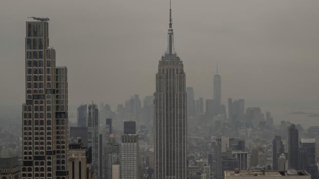 Die Skyline der Millionenmetropole war zeitweise in dichte Rauchschwaden gehüllt. © APA / DAVID RAMOS