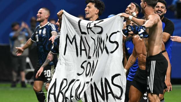 Die Spieler zeigten ein Transparent mit der Aufschrift: „Las Malvinas son Argentinas“ („Die Falkland-Inseln sind argentinisch“) © APA/afp / PAUL ELLIS