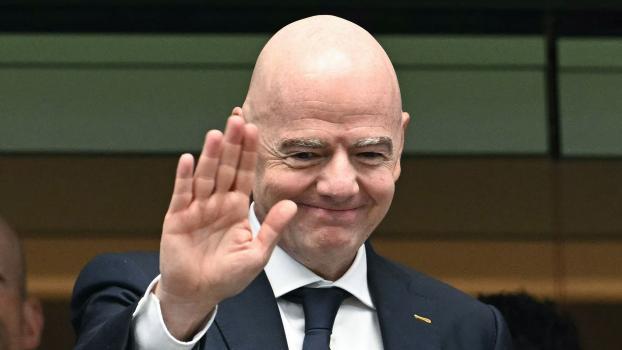 Für Gianni Infantino und die FIFA scheinen Fußball-Grundregeln keine große Rolle mehr zu spielen. © APA/afp / RONALDO SCHEMIDT