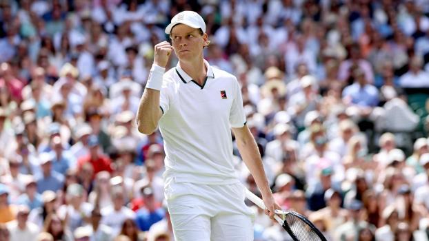 Jannik Sinner bekommt es am Mittwoch in Wimbledon mit Nuno Borges zu tun. © ANSA / NEIL HALL
