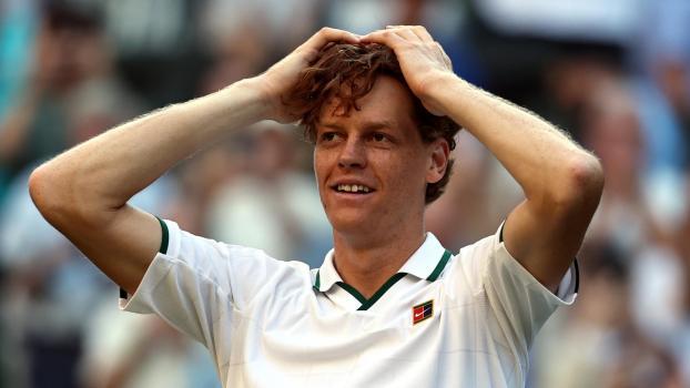 Jannik Sinner kann es nicht glauben: Er hat erneut in Wimbledon triumphiert. © ANSA / NEIL HALL