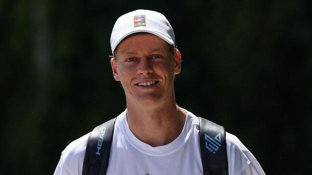 Jannik Sinner verriet ein amüsantes Detail. © APA/afp / ADRIAN DENNIS