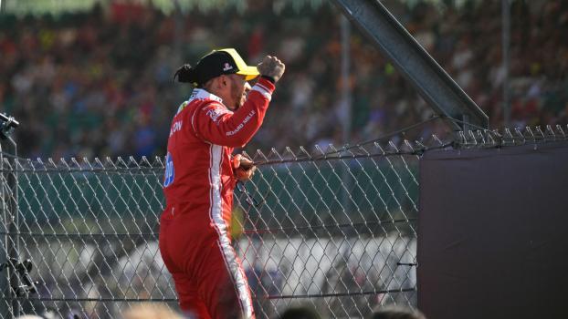 Lewis Hamilton ließ sich feiern. © APA/afp / ANDREJ ISAKOVIC