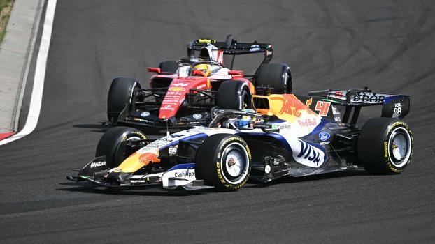 Lewis Hamitlon (hinten) rutschte mit seinem Ferrari vom Podium. © APA/afp / ATTILA KISBENEDEK