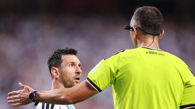 Lionel Messi mit klarer Ansage an den Schiedsrichter. © APA / CARL RECINE