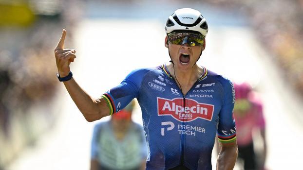 Mathieu van der Poel bejubelt seinen beeindruckenden Etappensieg. © APA/afp / LOIC VENANCE