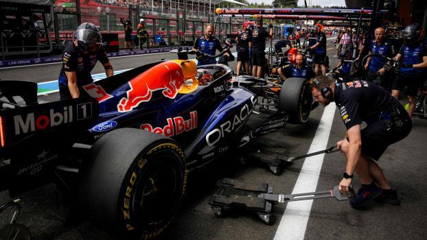 Max Verstappen und sein Team haben ein deutliches Ausrufezeichen gesetzt. © APA/afp / JOHN THYS