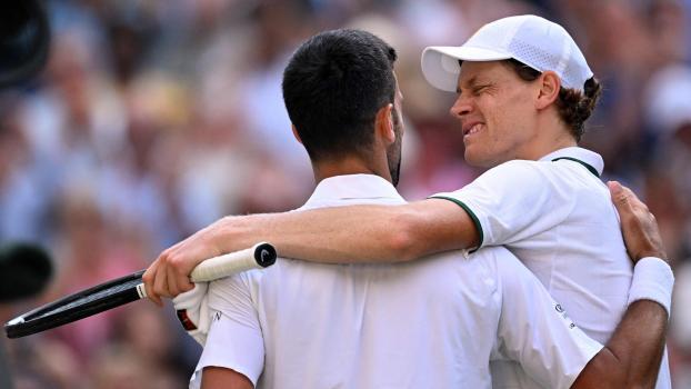 Novak Djokovic (links) mit Jannik Sinner. © APA/afp / KIRILL KUDRYAVTSEV