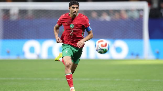 PSG-Spieler Achraf Hakimi führt Marokko als Kapitän auf das Feld. © APA/getty / KEVIN C. COX