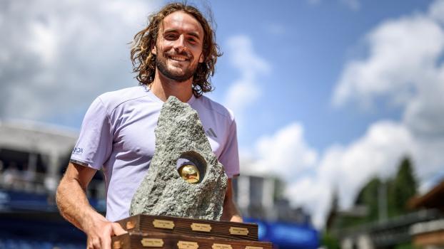 Stefanos Tsitsipas beendete eine 16-monatige Titeldurststrecke. © APA/afp / FABRICE COFFRINI